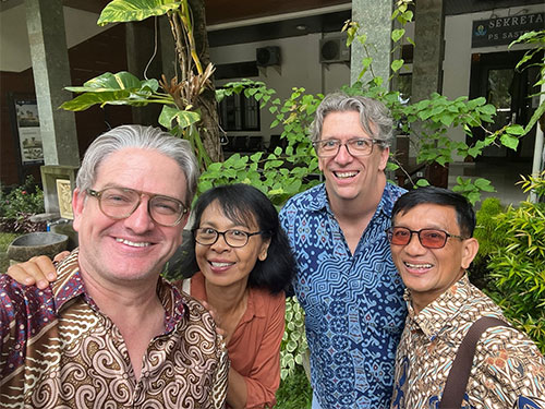 Jones dan Brinkman bersama rekan-rekannya dari Universitas Warmadewa di Bali, Indonesia.