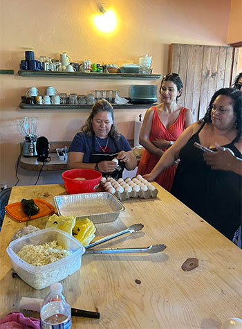 Eve shows the group how to make chile relleno.